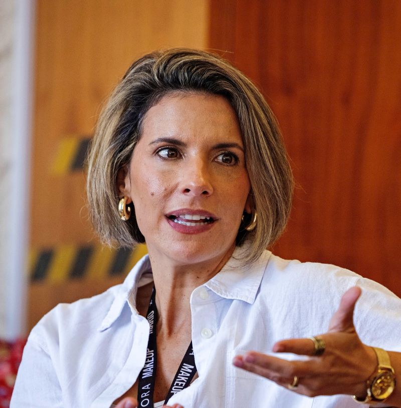 A picture of Dr Cristina Moreno-Almeida speaking at a conference