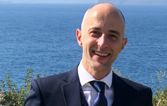 Picture of Ioannis Kokkoris in front of the sea.