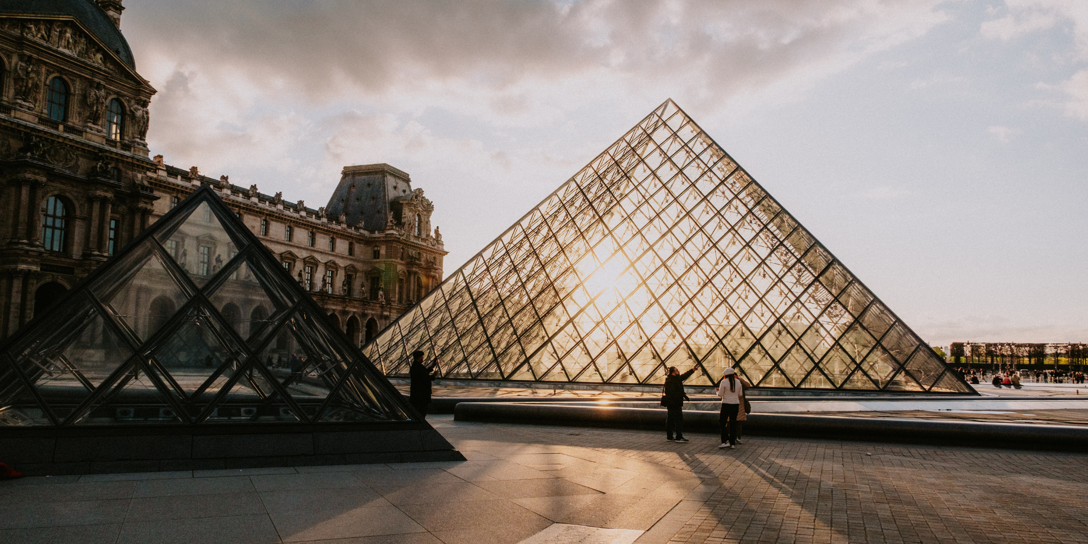 The pyramid at the Louvre at low light