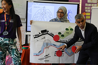 Mayor of London Sadiq Khan joins Esther Lie from Centre of the Cell to explain to Class 4KW where air pollution is found.