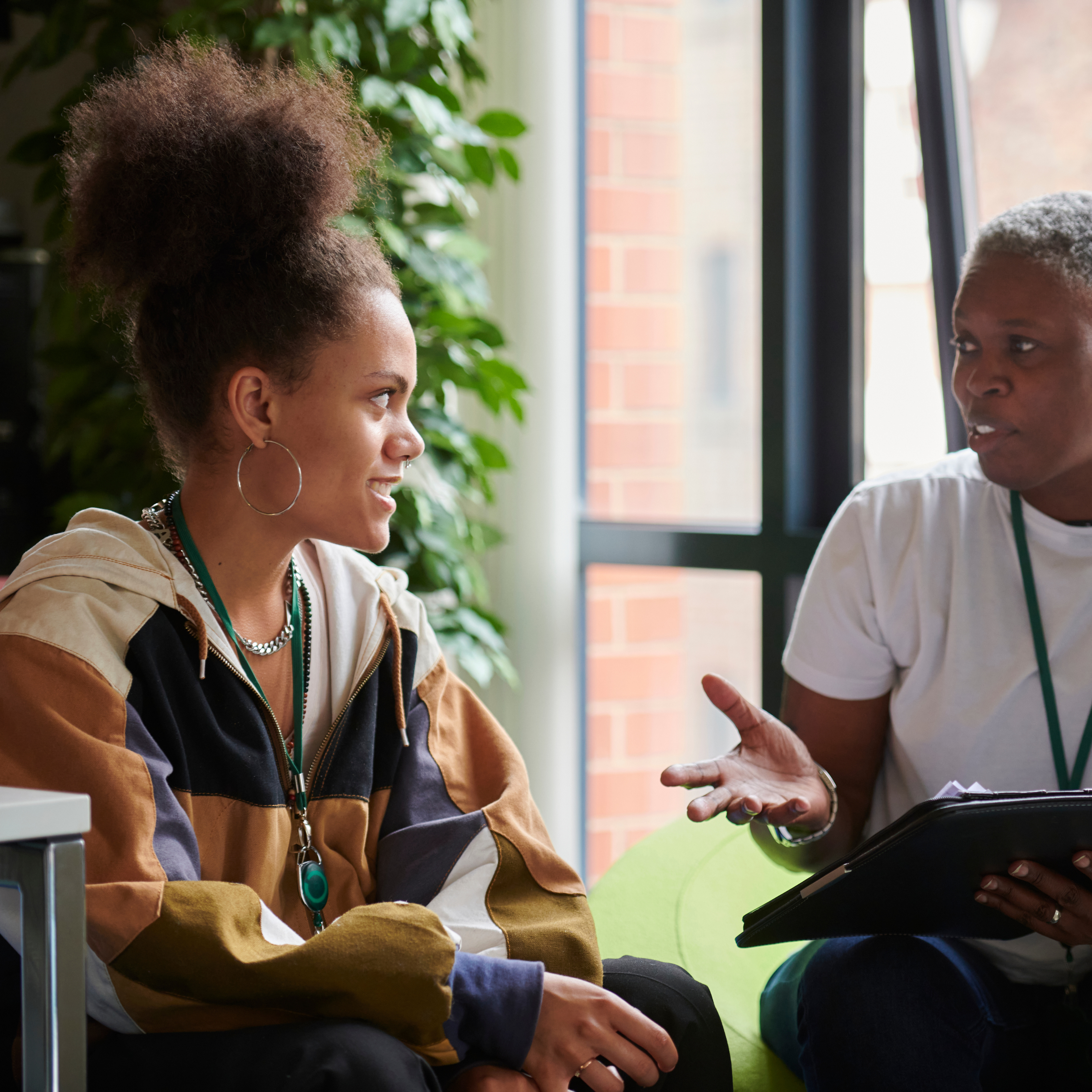 Two psychology students are sitting on campus having a conversation