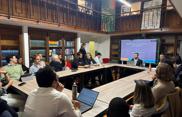 Dr Noam Gur speaking to students at a workshop.