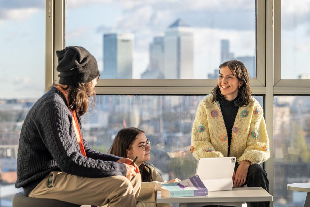 2 students chatting in the Graduate Centre Common Room