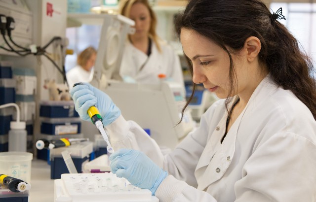 A researcher in Queen Mary's BCI laboratories