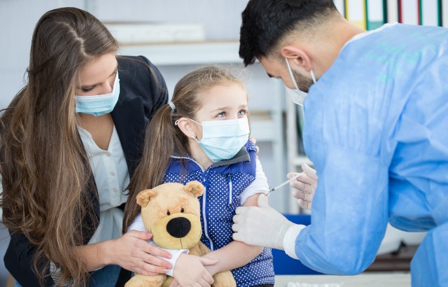 A child receives a vaccination from a doctor. Credit: istock.com/JoannaBoiadjieva