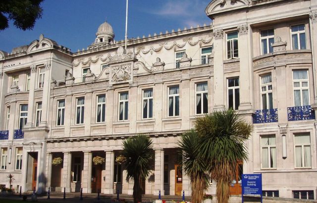 Queen's Building by Ewan Munro, Wikimedia Commons image