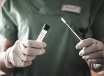 Nurse holds swab for coronavirus test. Credit: sonreir es gratis/iStock.com