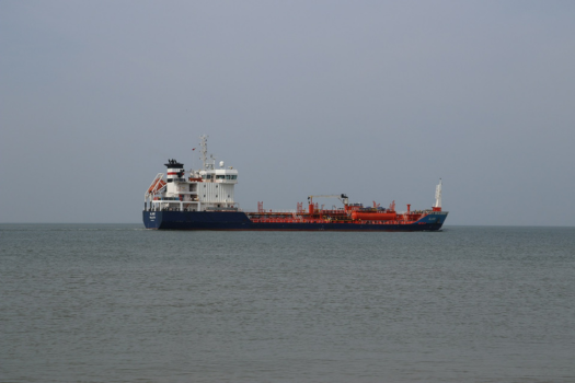 Cutting methane from gas-powered ships