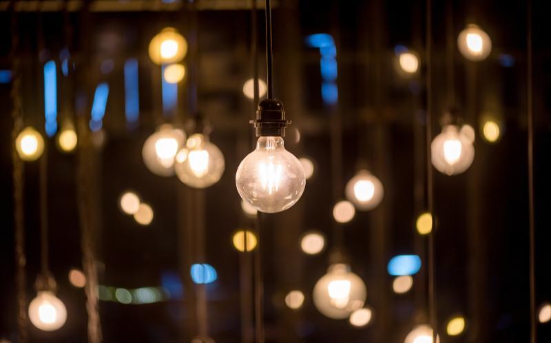 An image of multiple filament lightbulbs