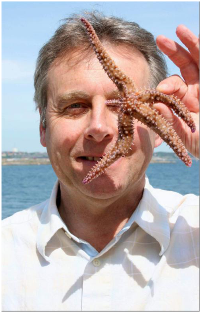 Man holding a starfish